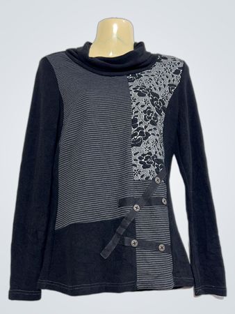 KARLA DESIGN Schwarzes gestreiftes Oberteil mit Blumenapplikation und langen Ärmeln