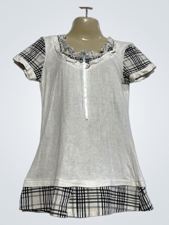 Weißes T-Shirt mit Karomuster-Akzenten