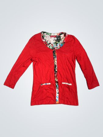 Rotes Langarmtop mit Blumenmuster-Details