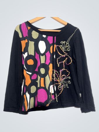 Schwarzes Langarmshirt mit farbenfrohem abstraktem Druck