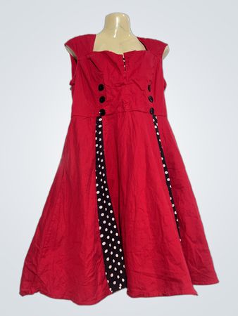 Rotes ärmelloses Kleid mit Punkten als Akzent