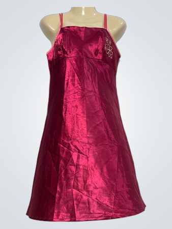 In Extenso Rotes Satin-Negligé-Kleid