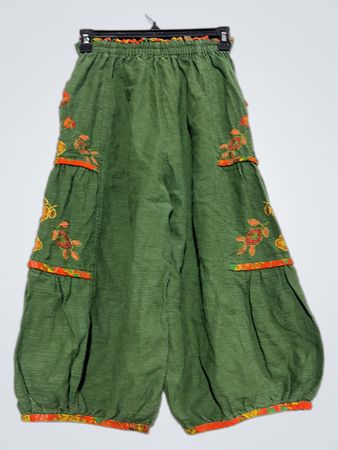 Grüne bestickte Hose