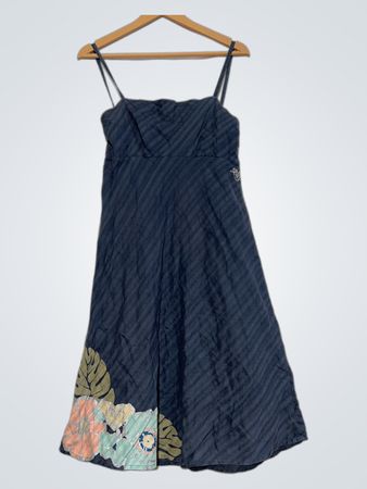 Dunkelblaues Kleid mit Blumenmuster