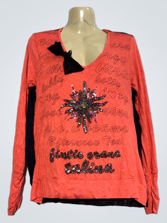 Korallenfarbenes Langarmshirt mit schwarzen Akzenten und Paillettenverzierung