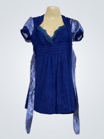 Blaues Kleid mit Spitzenbesatz und gestreiften Ärmeln