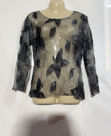Schwarzes transparentes Oberteil mit Schmetterlingsmuster und langen Ärmeln