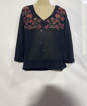Schwarzes langärmeliges V‑Neck-Shirt mit Blumenstickerei