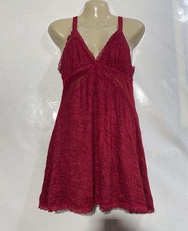 Rotes Slipkleid mit Spitzenbesatz