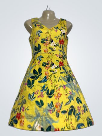 Gelbes Blumenkleid