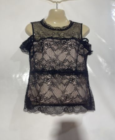 Schwarzes Spitzen-Top mit Cut-Out-Schultern