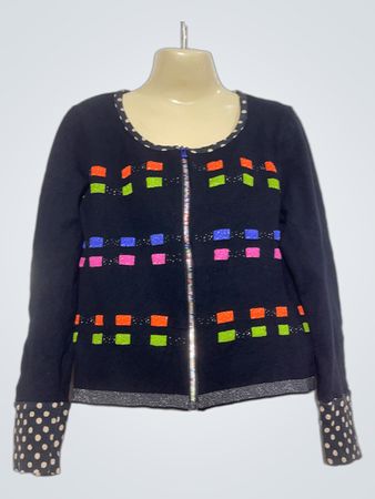 Schwarze Reißverschlussjacke mit buntem Quadratmuster und gepunkteten Bündchen