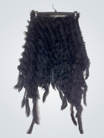 Schwarzer pelziger Poncho