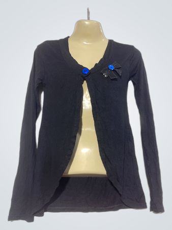 Schwarze, langärmelige Strickjacke mit blauen Knöpfen und einer Schleifendetail