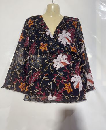 KappAhl Schwarze Bluse mit floralem Muster