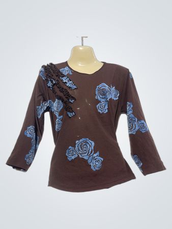 Braunes Langarmshirt mit blauen Rosen und Rüschendetail