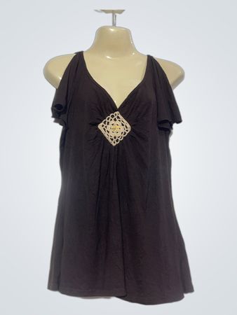 Braunes Kleid mit dekorativem Vorderdetail