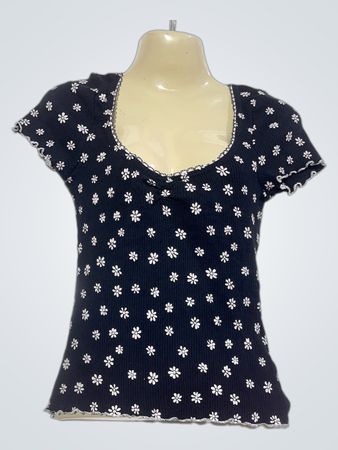 Pimkie Schwarzes Oberteil mit Blumenmuster und gewelltem Saum