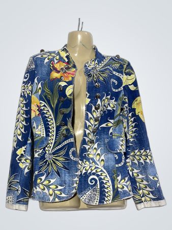 Blaue Jeansjacke mit Blumenmuster und „NEW COLLECTION“-Etikett