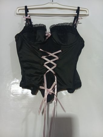 Schwarzes Korsett-Dessous mit pinker Schnürungs-Detail