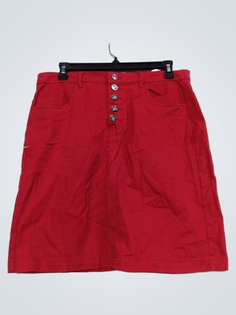 Roter Knopf-Vorderrock