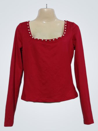 Rotes Langarmoberteil mit Perlendetail