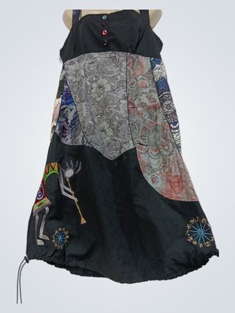 L33 Patchwork-Kleid mit Kokopelli- und Himmelsmotiven