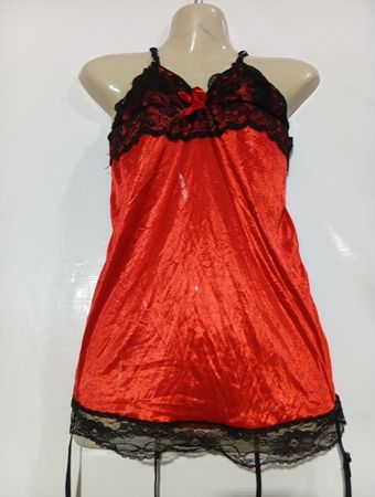 Rotes Satin-Negligé mit schwarzer Spitzenverzierung