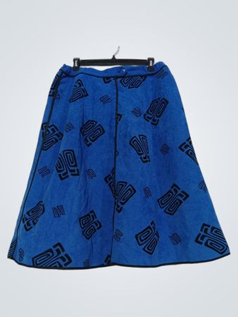 Blauer Rock mit schwarzem geometrischem Muster