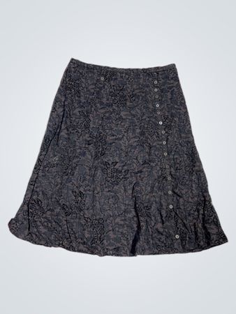 Rock mit dunklem Blumenmuster und Knopfleiste vorne
