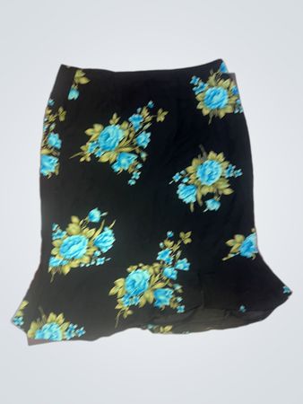 Schwarzer Rock mit blauem Blumenmuster