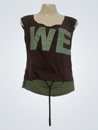 Braunes ärmelloses Top mit grünem „WE“-Aufdruck