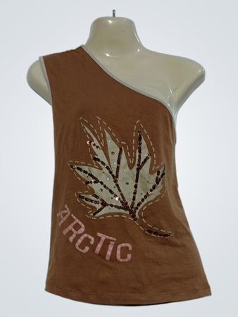 Braunes One-Shoulder-Oberteil mit Blattmotiv und dem Text "ARCTIC