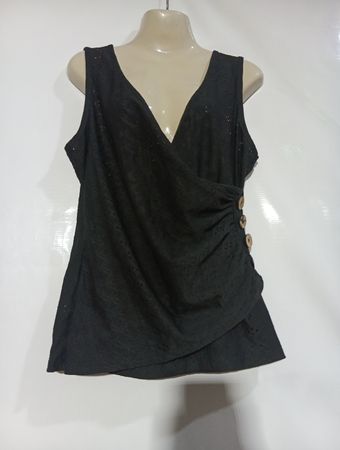 Schwarzes ärmelloses Wickeloberteil mit Knopfdetail