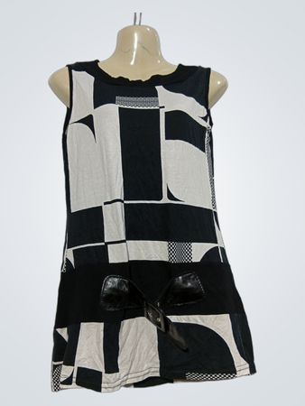 Ärmelloses Kleid mit geometrischem Muster und Schleifendetail