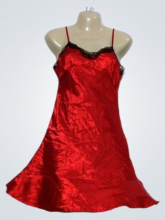 Rotes Satin-Nachthemd mit schwarzer Spitzenverzierung