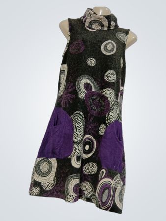 Lavand. Damen ärmelloses Kleid mit Stehkragen, violetten Taschen und abstraktem Print
