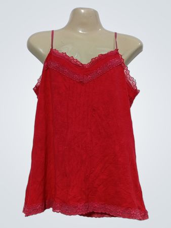 Rotes Camisole mit Spitzenbesatz
