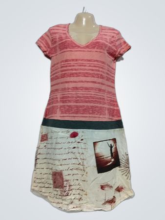 Pink-gestreiftes Kleid mit Grafikdruck