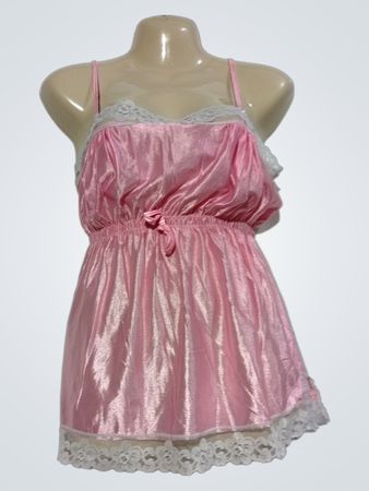 Rosa Unterkleid mit weißer Spitzenborte