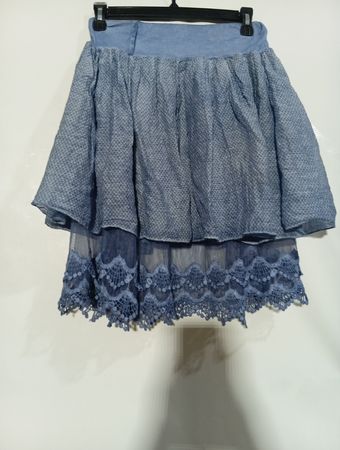 Blauer Stufenrock mit Spitzenbesatz