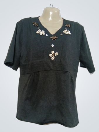 MEILING FASHION T-Shirt mit V-Ausschnitt und kurzen Ärmeln, verziert mit Muscheln und Perlen
