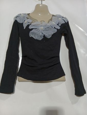 Schwarzes Langarmoberteil mit floralen Verzierungen