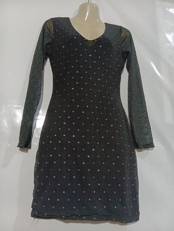 Schwarzes Pailletten-Kleid mit Diamantmuster