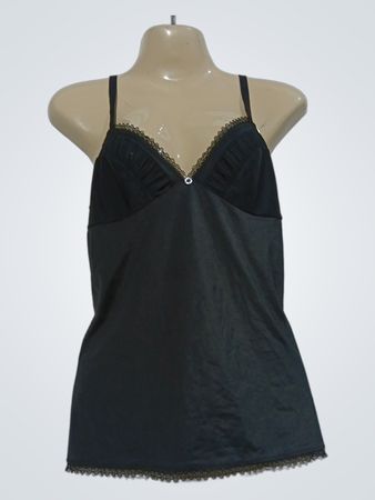 Schwarzes Unterkleid mit Spitzenbesatz