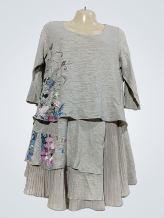 Graues, gestuftes Kleid mit Blumenmuster