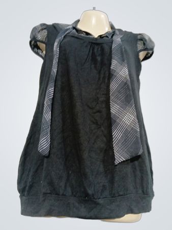 Schwarzes Kleid mit karierten Akzenten
