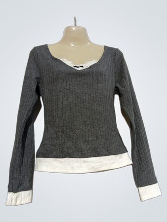 Grau langärmliges Shirt mit weißer Einfassung
