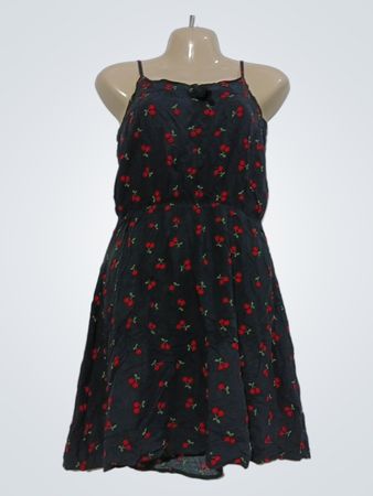 Kiabi Kleid mit schwarzem Kirschmuster