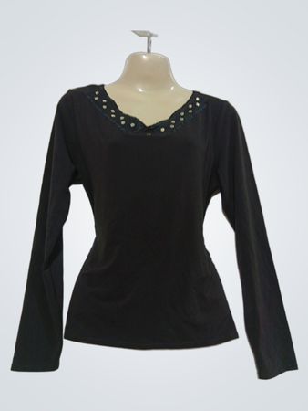 Schwarzes Langarmshirt mit dekorativem Ausschnitt